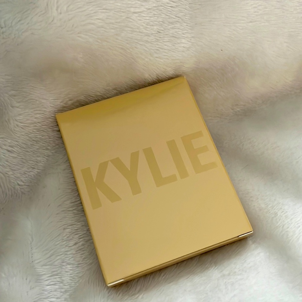 BNIB 💯% Authentic Kylie By Kylie Jenner Pressed Illuminating Powder